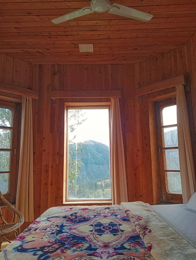 Loghouse At Khajjiar Lake Exteriör bild